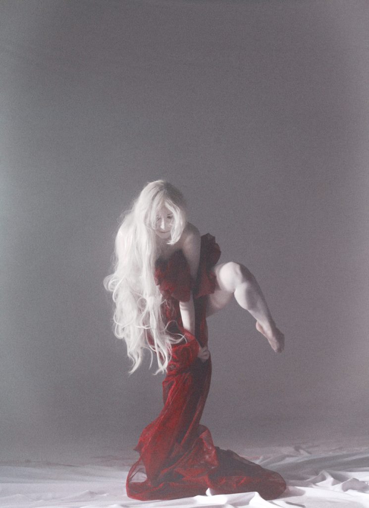 la femme danse avec sont tissus rouge